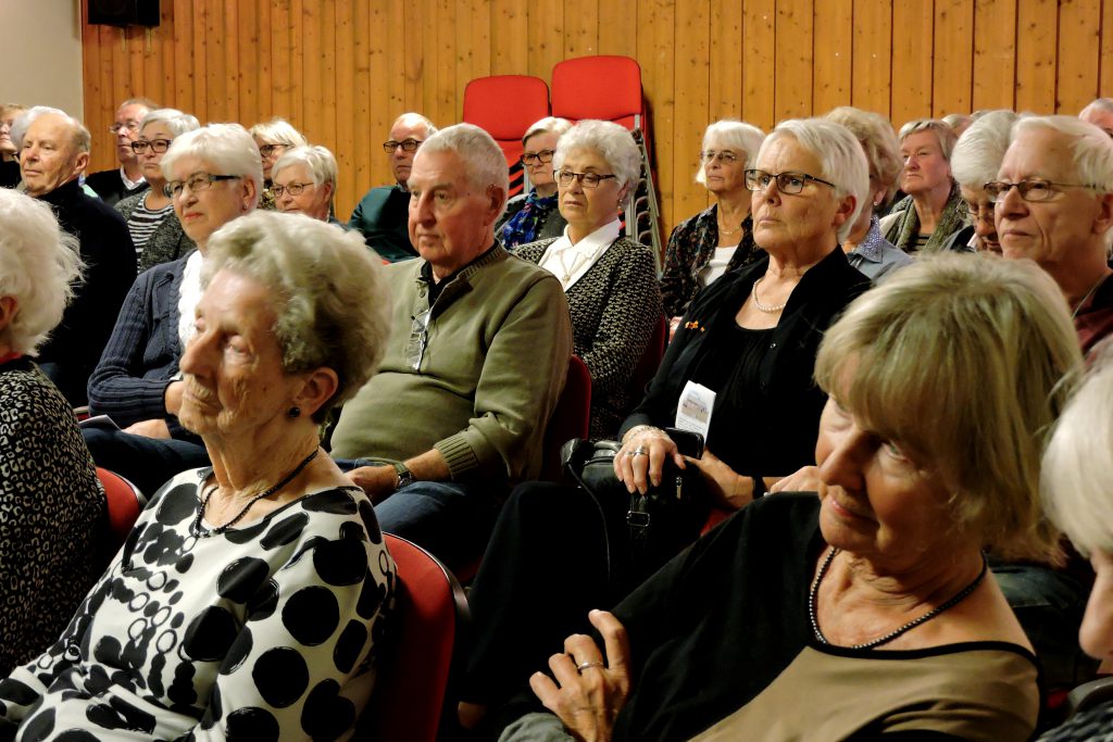 Åhörarna lyssnar spänt på på Rosie Henning