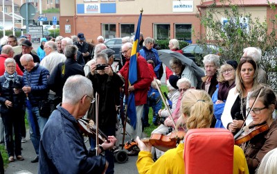 Magnus Lundberg med spelemän livade upp stämningen till fiolmusik...