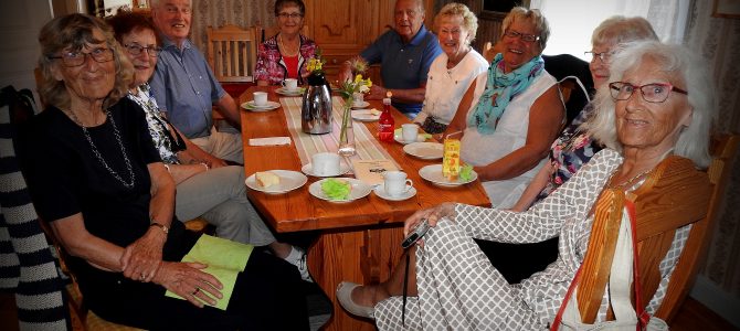 Fotbollsalbum och gamla inbundna dagstidningar väckte minnen…